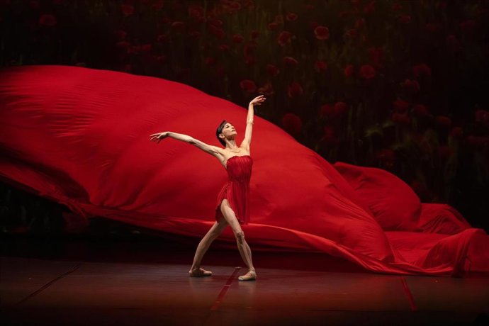 Archivo - La bailarina Lucía Lacarra en un momento del espectáculo 'Lost Letters'.