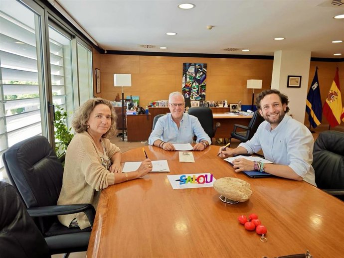 El alcalde de Monzón, Isaac Claver; la concejal de Cultura de Monzón, Marta Montaner; y el alcalde de Salou, Pere Granados.