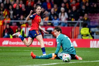 Archivo - 02 December 2025, Spain, Madrid: Spain's Esther Gonzalez (L) tries to score a goal against Germany's Ann-Katrin Berger during the UEFA Women's Nations League final second leg soccer match between Spain and Germany at Wanda Metropolitano. Photo: 