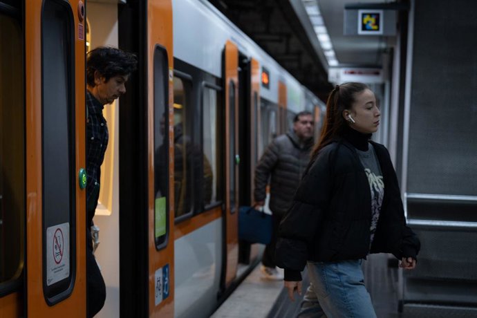 Archivo - Diverses persones surten d'un tren en l'estació de Gràcia de FGC