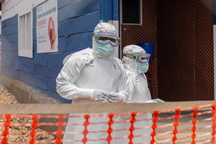 Fotografía de archivo de trabajadores sanitarios en un centro de tratamiento para el ébola en la provincia de Kivu Norte, en República Democrática del Congo (RDC)