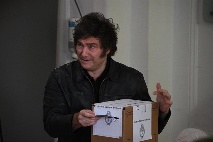 Archivo - El presidente de Argentina, Javier Milei, vota en las elecciones legislativas, en la Universidad Tecnológica Nacional, sede Medrano, CABA, a 26 de octubre de 2025, en Buenos Aires (Argentina).   