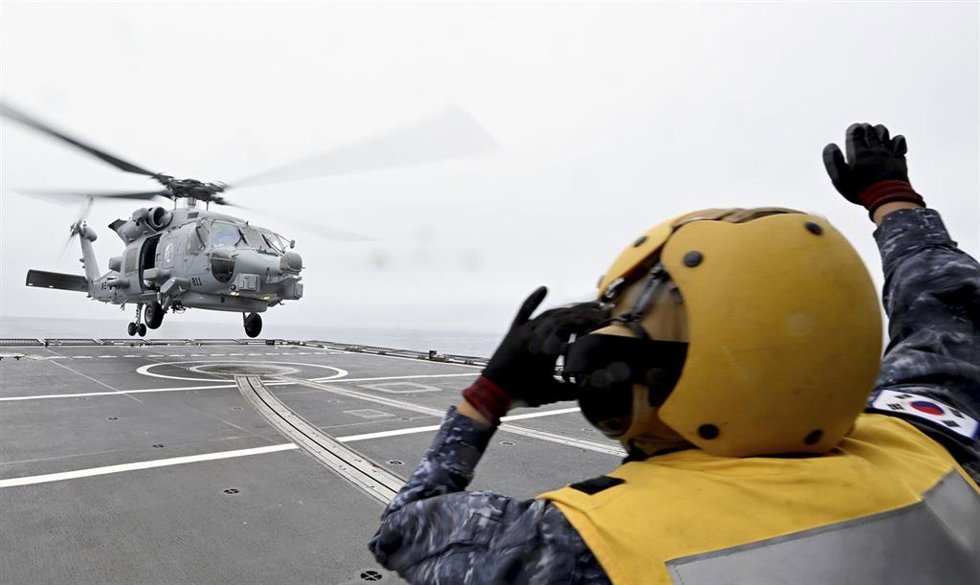 Archivo - Un helicóptero de operaciones marítimas MH-60R Seahawk de Corea del Sur participa en ejercicios de despegue y aterrizaje de helicópteros.