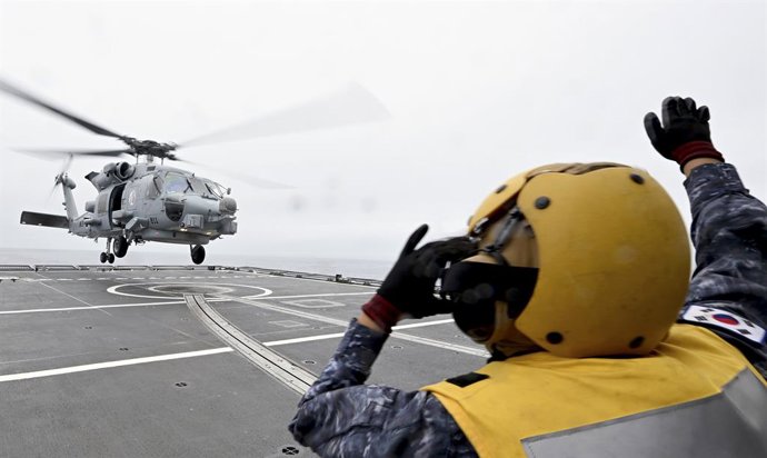 Archivo - June 18, 2026, SOUTH KOREA: June 19, 2026 Ă� South Sea, South Korea- An MH-60R Seahawk maritime operations helicopter participates in helicopter takeoff and landing drills on the flight deck of the destroyer ROKS Chungmugong Yi Sun-sin (DDH-II, 