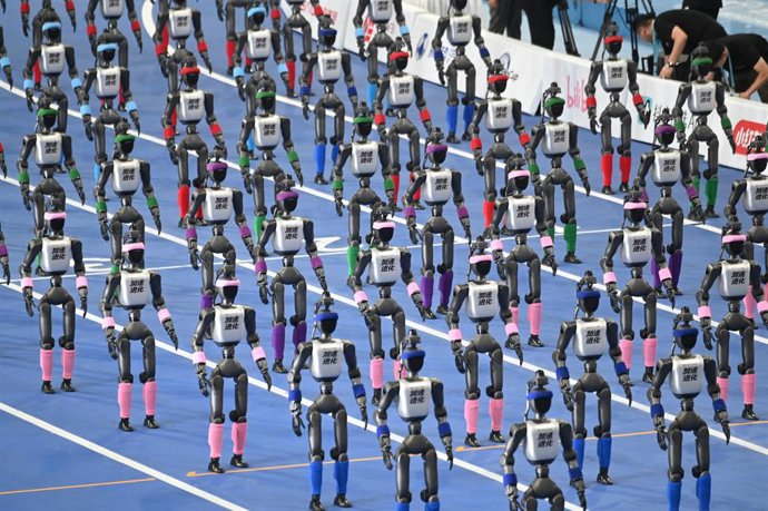 22 de agosto de 2026, China, Pequim: Robôs humanóides entram na arena de patinação de velocidade dos Jogos Mundiais de Robôs Humanóides (Campeonato Mundial de Robôs Humanóides). Os Jogos Mundiais de Robôs Humanóides tiveram início na capital chinesa, com 
