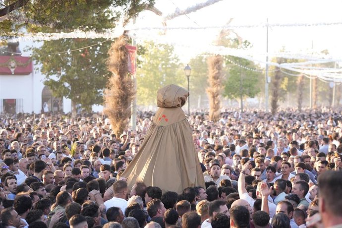 La virgen del Rocío en su traslado al pueblo de Almonte.