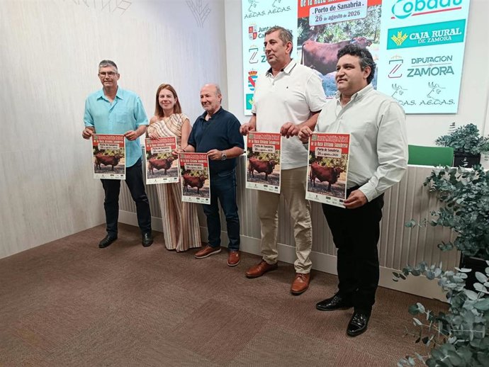 De izquierda a derecha, el director técnico de la raza, Javier Merino; la representante de Caja Rural, Laura Huertos; el alcalde de Porto, Francisco Blanco; el presidente de la raza, Óscar Puente; y el diputado de Agricultura y Ganadería, José Ángel Ruiz.