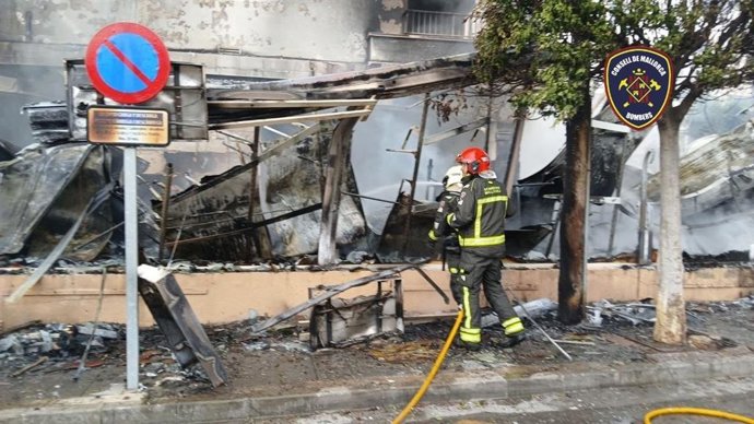 Un incendio calcina una tienda de ropa en Can Picafort.