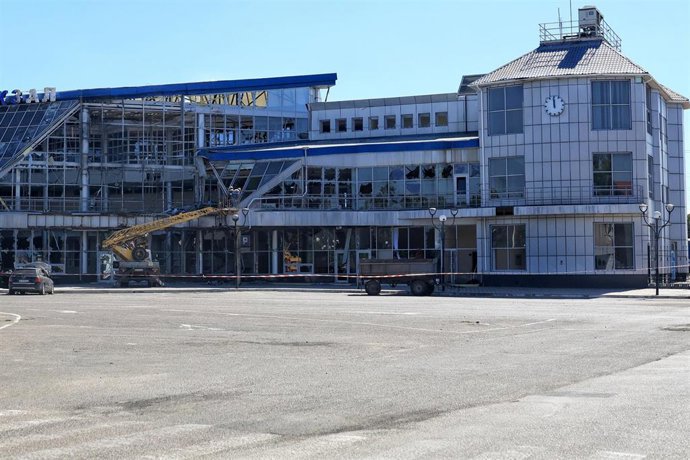 Los trabajadores municipales utilizan una plataforma elevadora para retirar los escombros de la fachada del edificio de la estación de tren de Rozdilna, dañada por un ataque nocturno con drones rusos, en la región de Odesa, Ucrania, hace unos días.