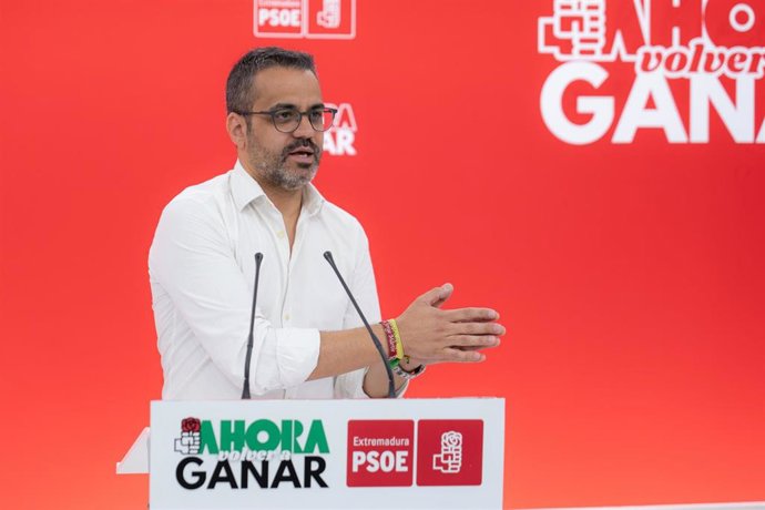 El portavoz del PSOE de Extremadura, Manuel José González Andrade, en rueda de prensa en Mérida