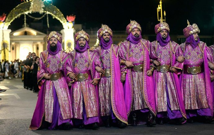 Archivo - Desfile de Moros y Cristianos