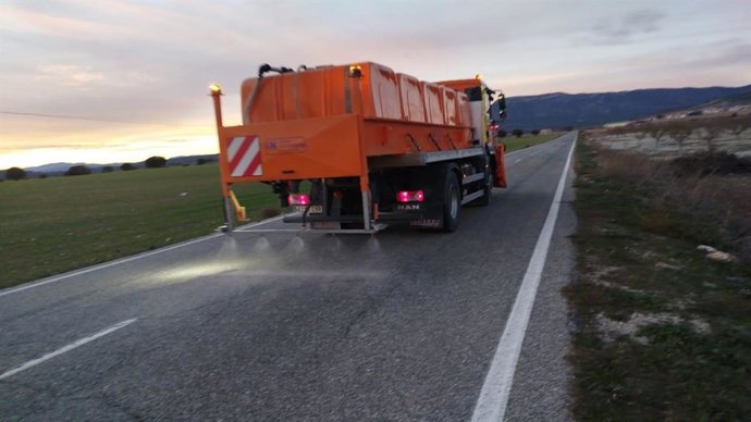 Maquinaria de los servicios de conservación de carreteras esparciendo salmuera en una carretera de Moratalla, en una imagen de archivo.