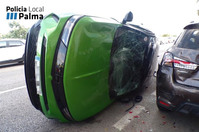 El coche del investigado, volcado sobre la carretera.
