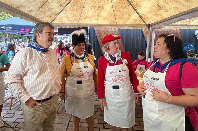 El alcalde de Bilbao, Juan Mari Aburto, con la pregonera, Onintza Enbeitia, y la txupinera, Ainhoa Urrejola, de visita en Gastrotxiki