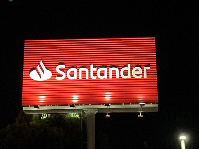 Archivo - Logo de Banco Santander.