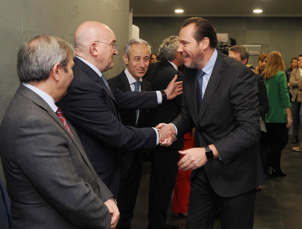 Archivo - Jesús Julio Carnero y Óscar Puente se saludan en una visita del ministro a la ciudad.