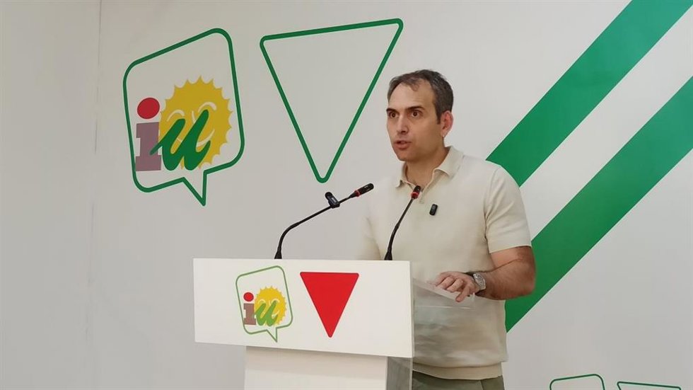 Archivo - El coordinador general de Izquierda Unida (IU) Andalucía, Toni Valero, en una rueda de prensa. (Foto de archivo).