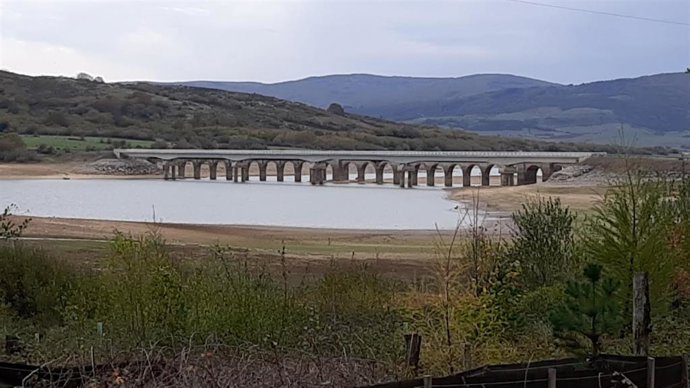 Archivo - Pantano del Ebro, embalse en Cantabria. Puente de Orzales. Sequía.