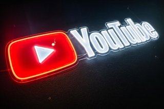Archivo - FILED - 25 February 2026, Berlin: A YouTube logo hangs on the wall during the YouTube Podcast Awards ceremony in Berlin. Photo: Christophe Gateau/dpa