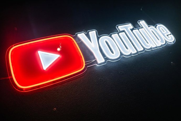 Archivo - FILED - 25 February 2026, Berlin: A YouTube logo hangs on the wall during the YouTube Podcast Awards ceremony in Berlin. Photo: Christophe Gateau/dpa