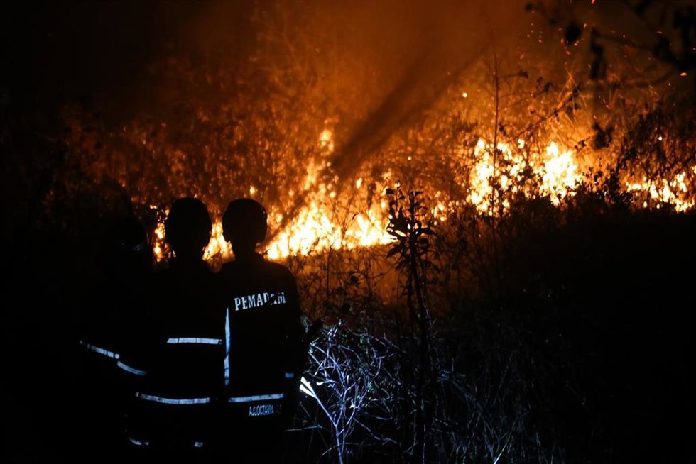 Imagen de archivo de un fuerte incendio forestal en Indonesia.