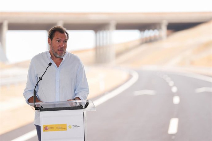 El ministro de Transportes, Óscar Puente, durante la inauguración de un tramo de la autovía A-11 entre Quintanilla, Olivares y Tudela de Duero en un acto celebrado en Valbuena de Duero (Valladolid).