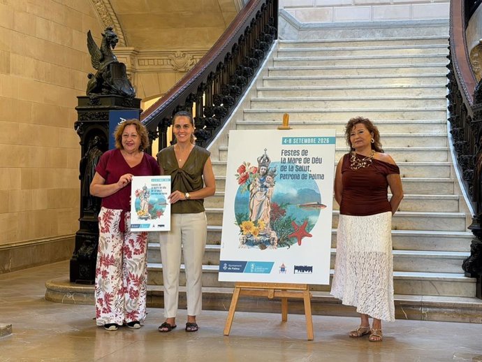 La regidora de Participación Ciudadana de Palma, Lourdes Roca, y la presidenta de la Federación de Vecinos de Palma, Mar Mesas, en la presentación del programa de las fiestas de la Patrona, en Cort.