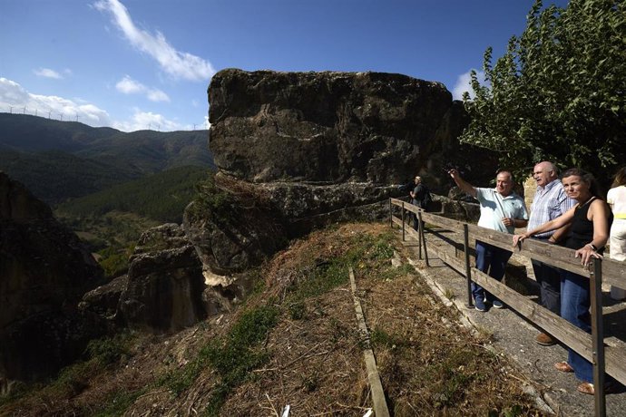 El consejero de Desarrollo Rural y Medio Ambiente del Gobierno de Navarra, José Mª Aierdi, y el alcalde de Petilla de Aragón, Florentino Aguas, en un encuentro para abordar medidas de prevención frente a incendios forestales.