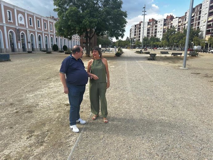 La portavoz del PSOE en el Ayuntamiento de Zaragoza, Lola Ranera, y el presidente de la Asociación de Vecinos Tío Jorge-Arrabal.