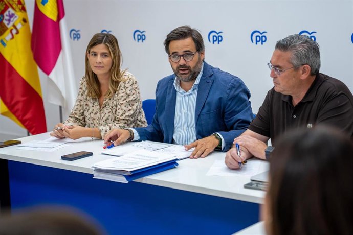 El presidente del Partido Popular de Castilla-La Mancha, Paco Núñez, ofrece una rueda de prensa, en la sede regional del PP.