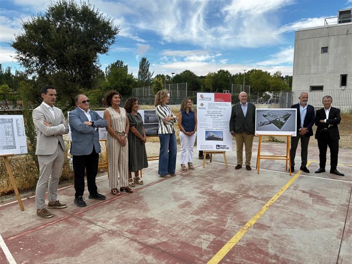 Pardo y Carnero, durante la visita a la zona donde se construirá el nuevo polideportivo del CEIP Miguel Delibes.