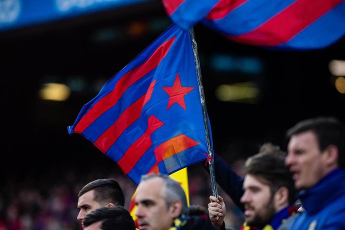 Archivo - Una bandera estelada con los colores del FC Barcelona.