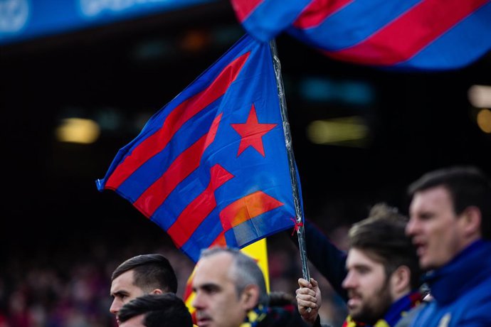 Archivo - BARCELONA, SPAIN - FEBRUARY 11: FC Barcelona flag mixed with estelada catalan independence symbol during La Liga match between FC Barcelona v Getafe at Camp Nou Stadium in Barcelona on 11 of February, 2018.