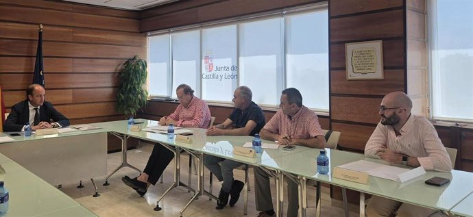 El consejero durante su reunión con responsables de Sivecal y Uscal.