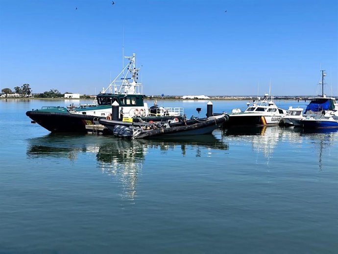 Archivo - Embarcaciones de la Guardia Civil en Huelva.