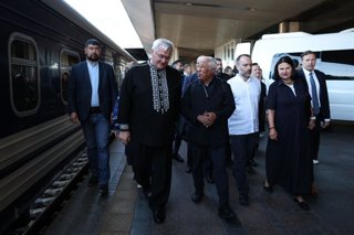 El ministro de Asuntos Exteriores de Ucrania, Andri Sibiga, recibe en Kiev al presidente del Consejo Europeo, António Costa.