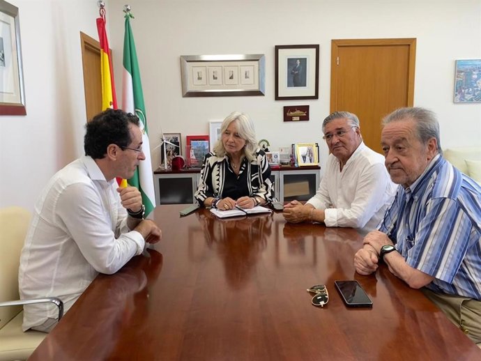 A equipe responsável pela elaboração do dossiê do Carnaval de Cádiz para sua inscrição na Lista Representativa do Patrimônio Cultural Imaterial da Humanidade da UNESCO, em uma reunião com a delegada da Junta da Andaluzia em Cádiz, Mercedes Colombo