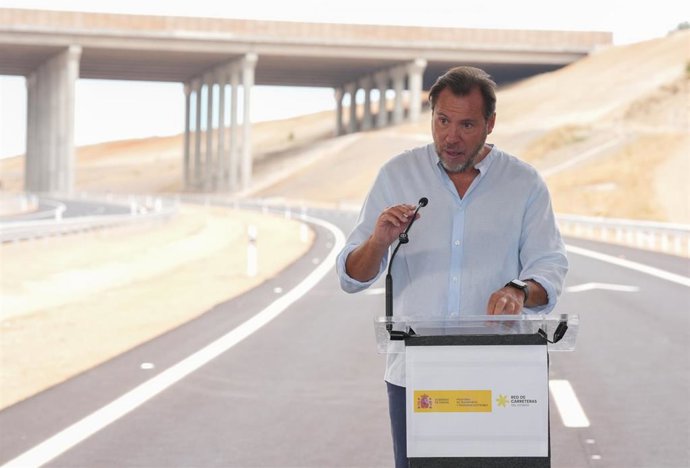 El ministro de Transportes, Óscar Puente, durante la inauguración de un tramo de la autovía A-11 entre Quintanilla, Olivares y Tudela de Duero en un acto celebrado en Valbuena de Duero (Valladolid).
