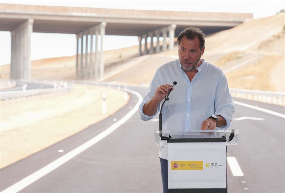 El ministro de Transportes, Óscar Puente, durante la inauguración de un tramo de la autovía A-11 entre Quintanilla, Olivares y Tudela de Duero en un acto celebrado en Valbuena de Duero (Valladolid).