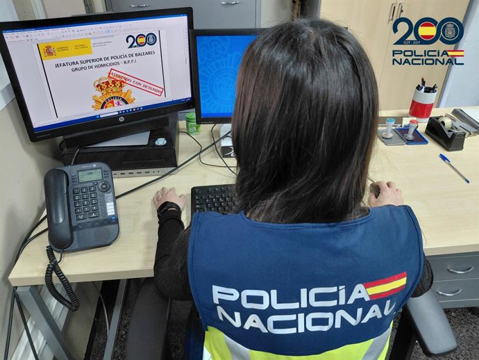 Um policial, nas instalações da delegacia.