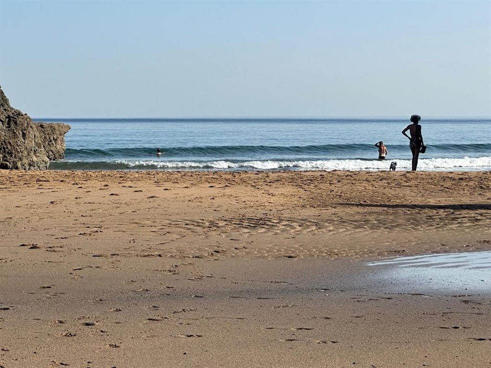 Archivo - Bañistas en una playa vizcaína