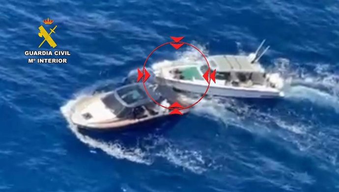 El ladrón de un barco de un millón de euros en Mallorca embiste a la Guardia Civil durante una persecución hasta Eivissa.