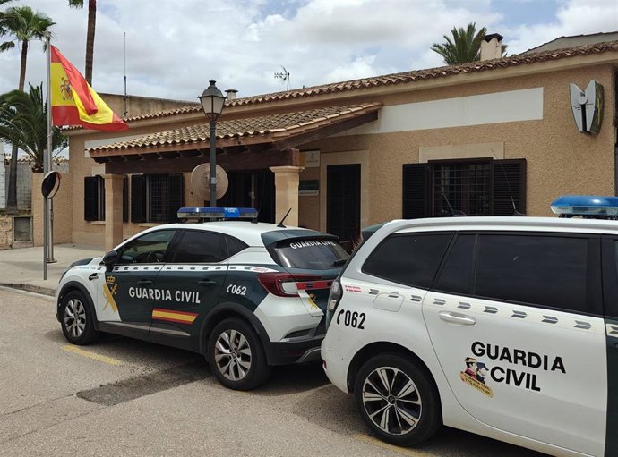 Dos patrullas de la Guardia Civil.