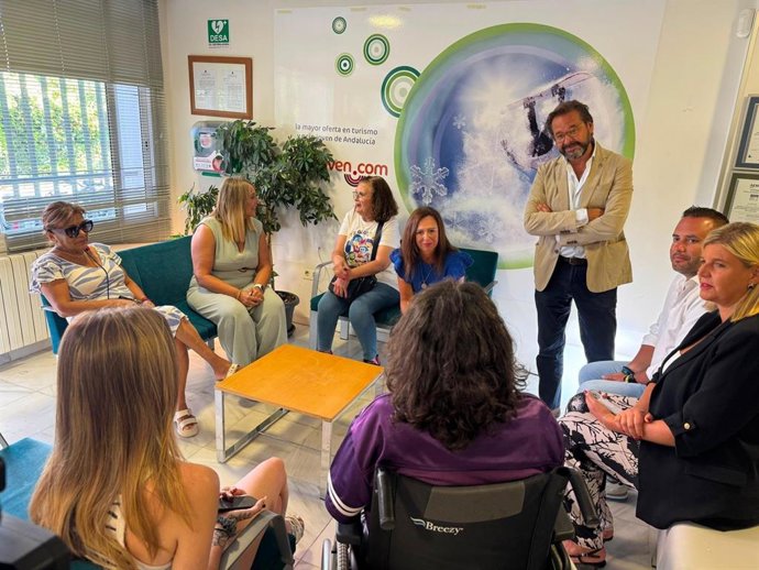 La consejera Rocío Diaz ha visitado a personas realojadas en el albergue Inturjoven de Granada, y ha anunciado que la Junta de Andalucía habilitará ayudas para las personas afectadas por los terremotos registrados en la capital y área metropolitana.