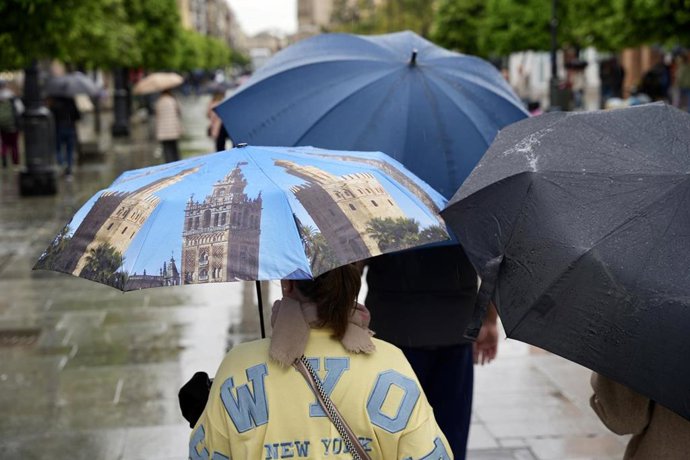 Archivo - La lluvia protagonista en una foto de archivo.