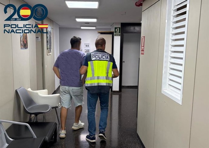 Un agente de la Policía Nacional en la detención del presunto autor de los hechos.