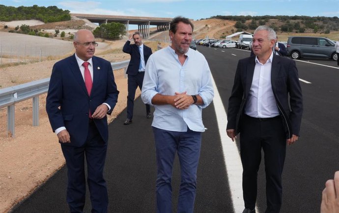 El ministro de Transportes y Movilidad Sostenible, Óscar Puente, junto al subdelegado del Gobierno en Valladolid, Jacinto Canales, y el delegado en Castilla y León, Nicanor Sen, recorren un tramo de la A-11 en Valbuena de Duero durante su inauguración.