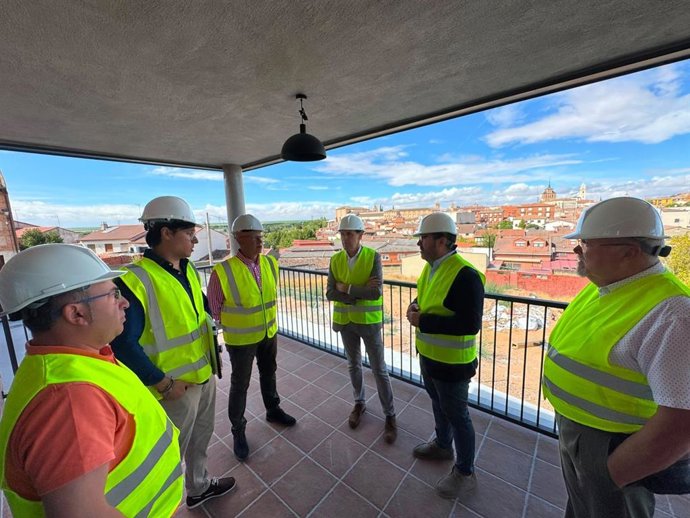 Conrado Íscar, durante su visita a la vivienda de Tordesillas.