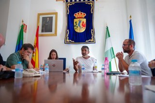 El alcalde de Berrocal, Ángel Luis Romero, durante el pleno extraordinario por el incendio de Niebla en El Berrocal. A 24 de agosto de 2026 en El Berrocal, Huelva (Andalucía, España). El alcalde de Berrocal, Ángel Luis Romero, atiende a los medios antes d