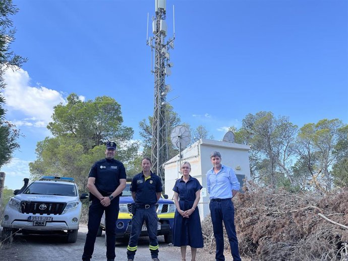 Operarios de los distintos cuerpos en las instalaciones del nuevo TetraIB de Es Cubells, en Eivissa.